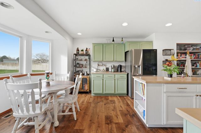 98901 E Brooklyn Dr, Kennewick, WA 99338