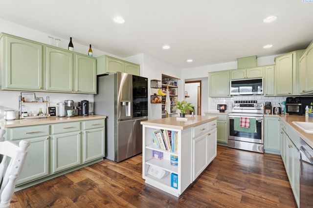 98901 E Brooklyn Dr, Kennewick, WA 99338