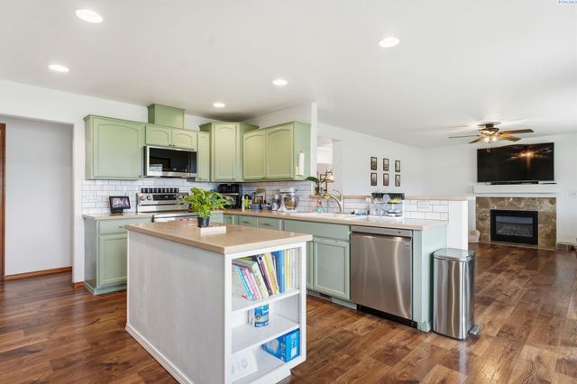 98901 E Brooklyn Dr, Kennewick, WA 99338