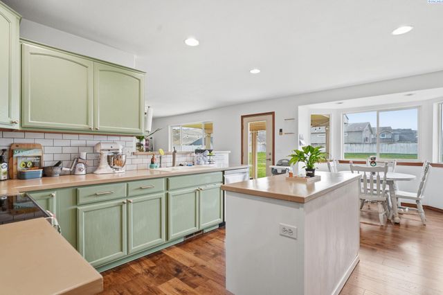 98901 E Brooklyn Dr, Kennewick, WA 99338