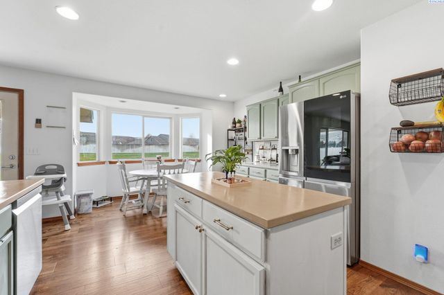 98901 E Brooklyn Dr, Kennewick, WA 99338