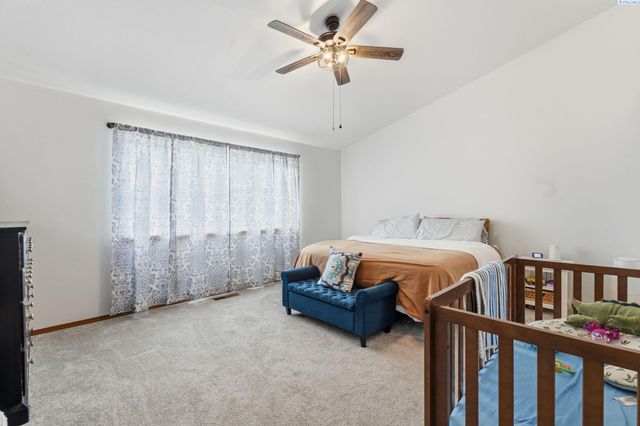 98901 E Brooklyn Dr, Kennewick, WA 99338