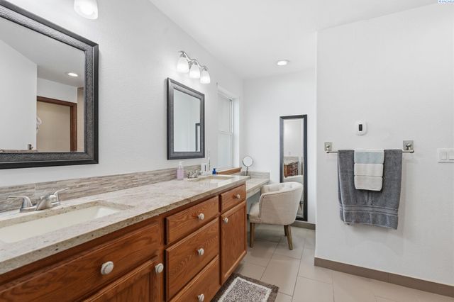 98901 E Brooklyn Dr, Kennewick, WA 99338