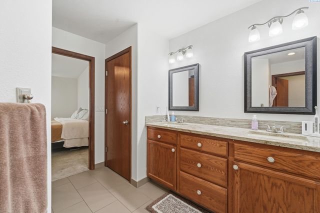 98901 E Brooklyn Dr, Kennewick, WA 99338