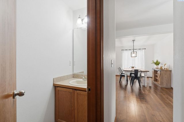 98901 E Brooklyn Dr, Kennewick, WA 99338