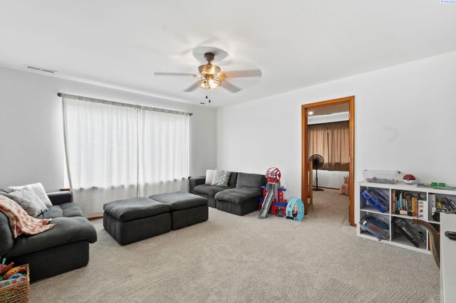 98901 E Brooklyn Dr, Kennewick, WA 99338