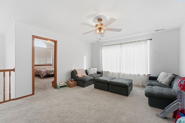 98901 E Brooklyn Dr, Kennewick, WA 99338