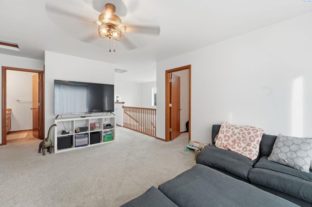 98901 E Brooklyn Dr, Kennewick, WA 99338