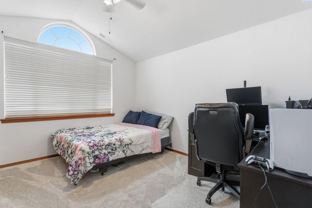 98901 E Brooklyn Dr, Kennewick, WA 99338