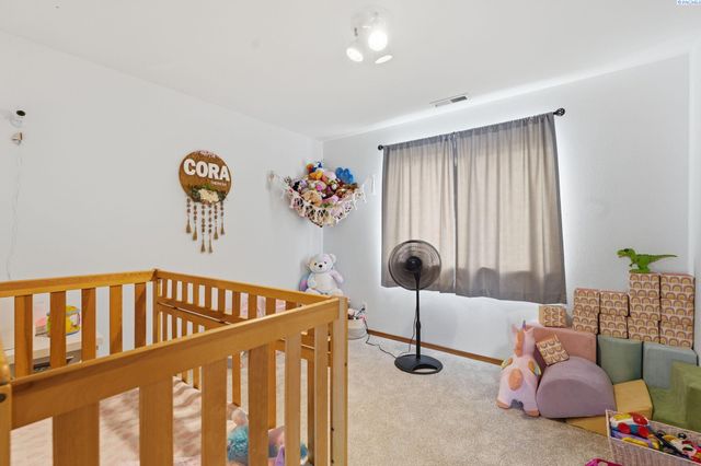 98901 E Brooklyn Dr, Kennewick, WA 99338