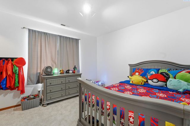 98901 E Brooklyn Dr, Kennewick, WA 99338