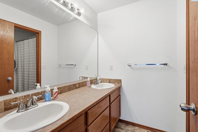 98901 E Brooklyn Dr, Kennewick, WA 99338