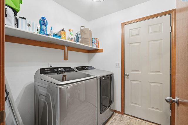 98901 E Brooklyn Dr, Kennewick, WA 99338