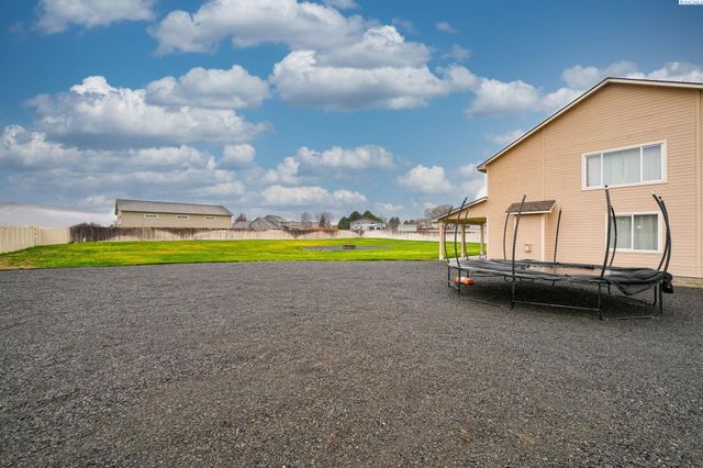 98901 E Brooklyn Dr, Kennewick, WA 99338