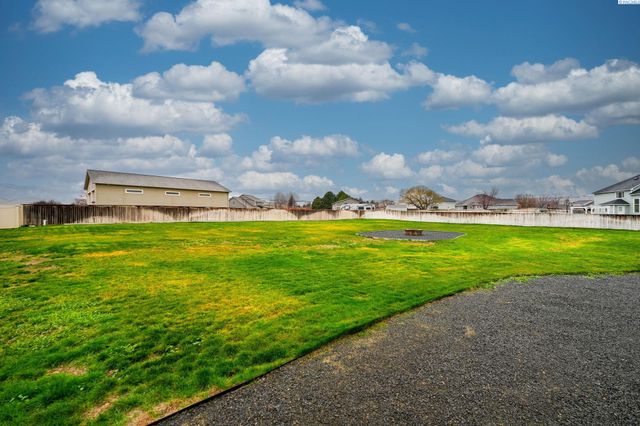 98901 E Brooklyn Dr, Kennewick, WA 99338