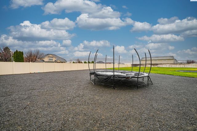 98901 E Brooklyn Dr, Kennewick, WA 99338
