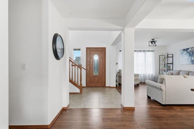 98901 E Brooklyn Dr, Kennewick, WA 99338