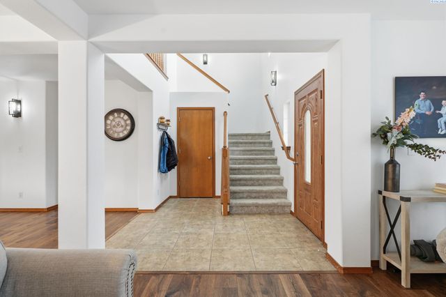 98901 E Brooklyn Dr, Kennewick, WA 99338