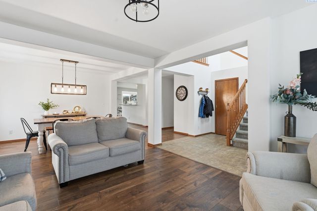 98901 E Brooklyn Dr, Kennewick, WA 99338