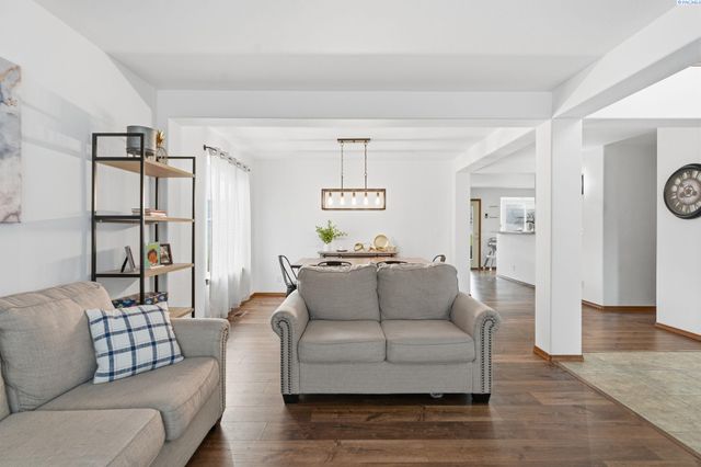 98901 E Brooklyn Dr, Kennewick, WA 99338