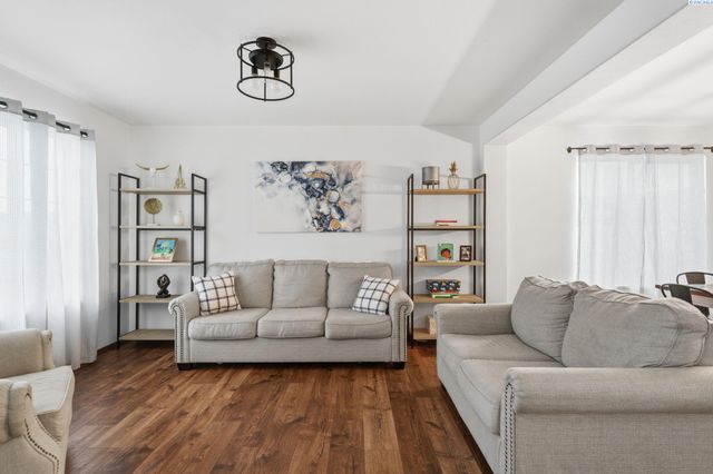 98901 E Brooklyn Dr, Kennewick, WA 99338