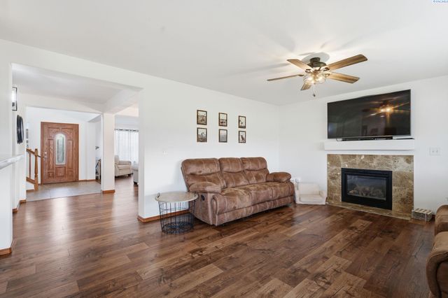 98901 E Brooklyn Dr, Kennewick, WA 99338