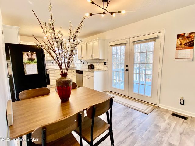 6901 Brook Bend Way, Louisville, KY 40229