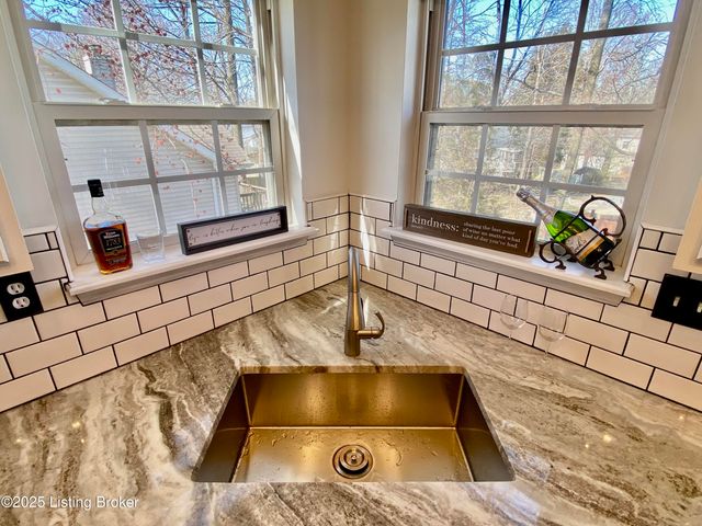 6901 Brook Bend Way, Louisville, KY 40229