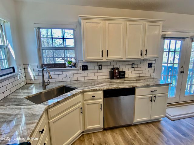 6901 Brook Bend Way, Louisville, KY 40229