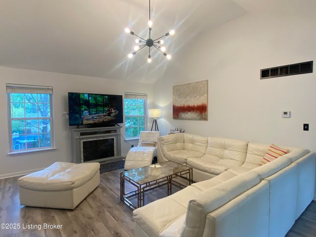 6901 Brook Bend Way, Louisville, KY 40229