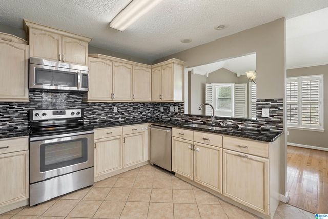 143 STRATFORD CIRCLE, Pelham, AL 35124