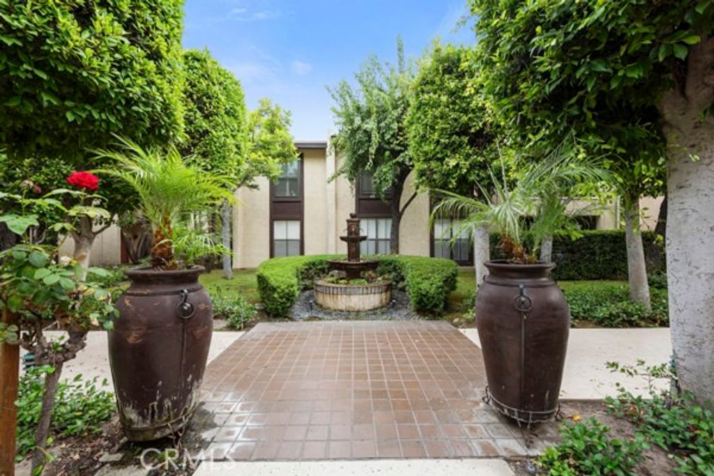 Image 4 of property listing at 585 W Duarte 25, Arcadia, CA 91007