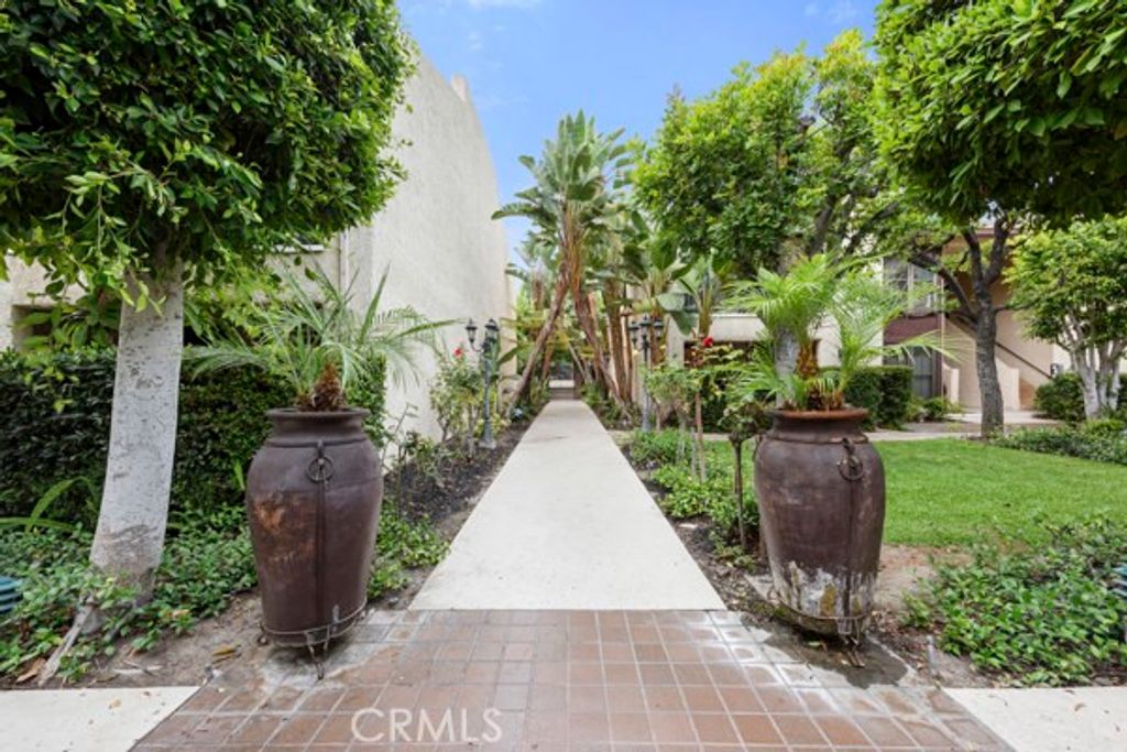 Image 5 of property listing at 585 W Duarte 25, Arcadia, CA 91007