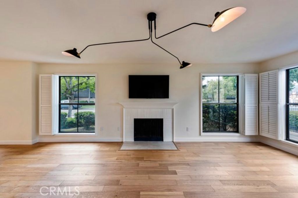 Image 7 of property listing at 585 W Duarte 25, Arcadia, CA 91007