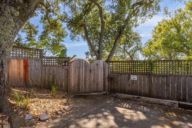 569 Sequoia Dr, San Anselmo, CA 94960