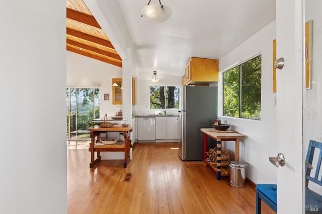 569 Sequoia Dr, San Anselmo, CA 94960