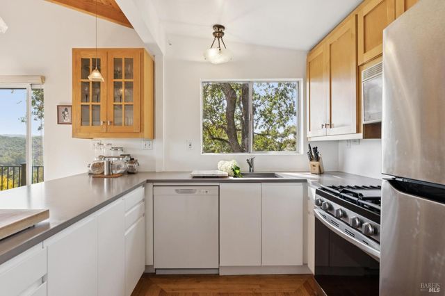 569 Sequoia Dr, San Anselmo, CA 94960