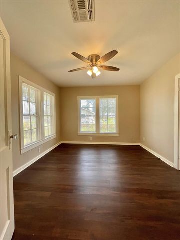 813 Nursery Road, Clute, TX 77531