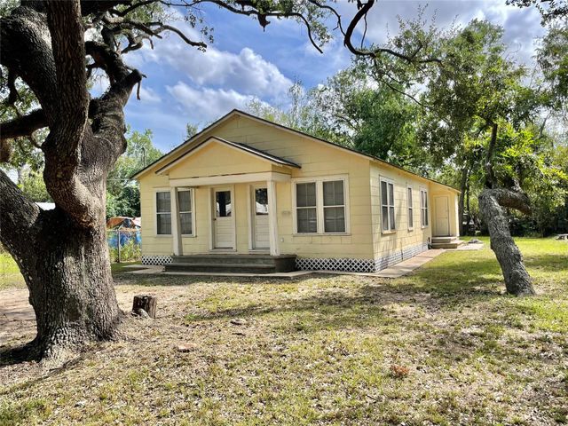 813 Nursery Road, Clute, TX 77531