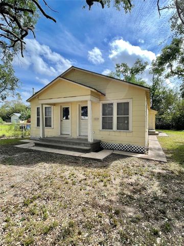 813 Nursery Road, Clute, TX 77531