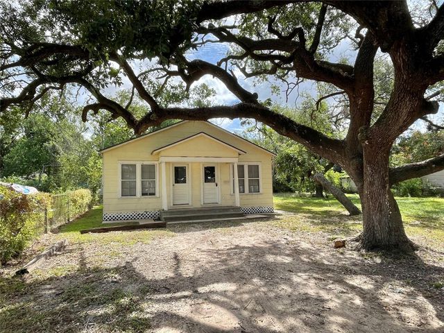 813 Nursery Road, Clute, TX 77531