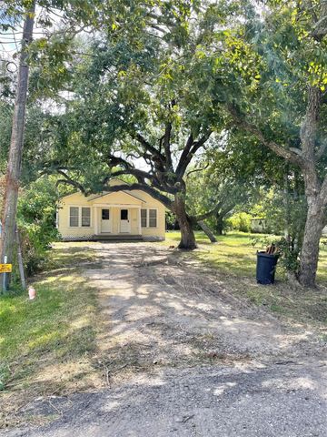 813 Nursery Road, Clute, TX 77531