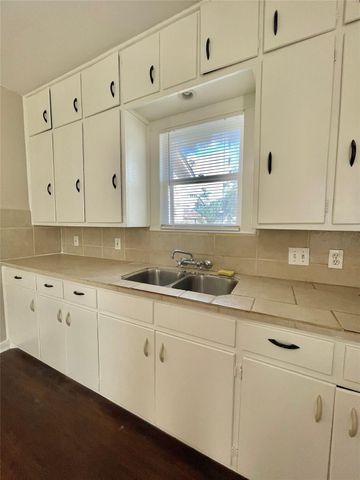 813 Nursery Road, Clute, TX 77531