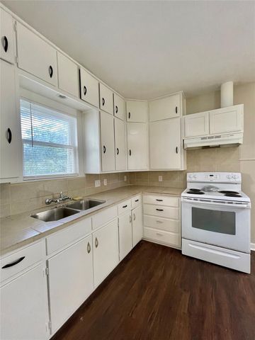 813 Nursery Road, Clute, TX 77531