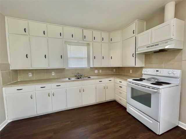 813 Nursery Road, Clute, TX 77531