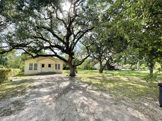 813 Nursery Road, Clute, TX 77531
