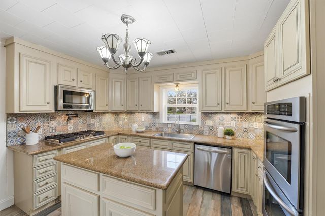 2415 W Cedar Bayou Lynchburg Road, Baytown, TX 77521