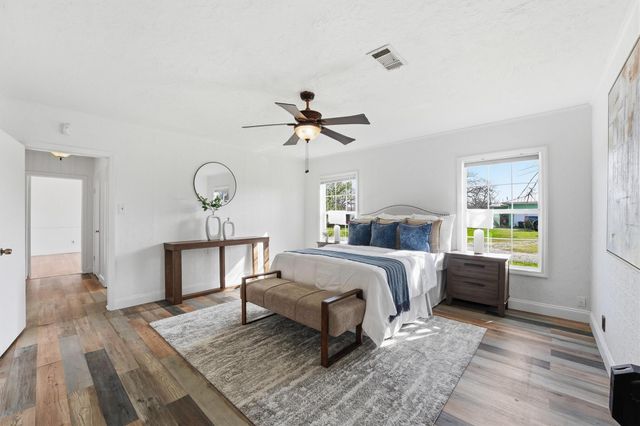 2415 W Cedar Bayou Lynchburg Road, Baytown, TX 77521