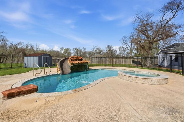2415 W Cedar Bayou Lynchburg Road, Baytown, TX 77521