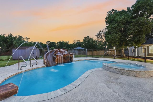 2415 W Cedar Bayou Lynchburg Road, Baytown, TX 77521